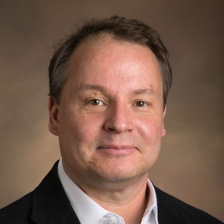 Headshot of Lars Willnat. 